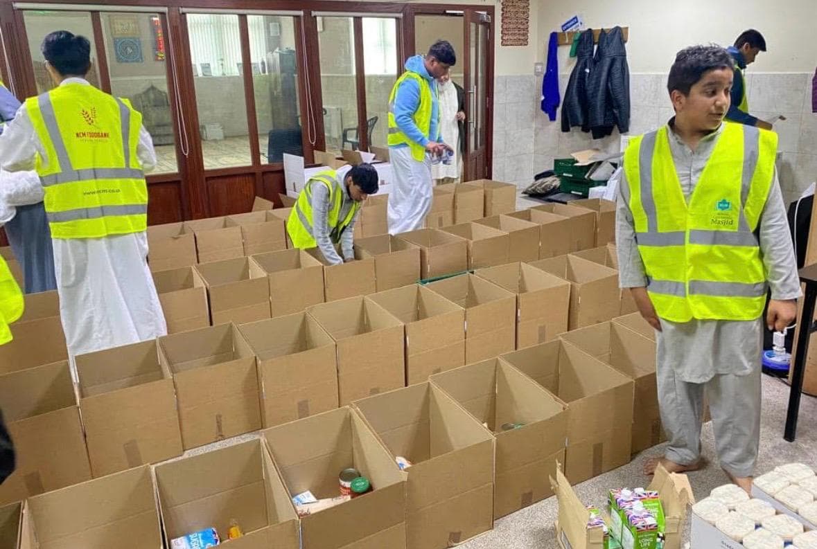 Volunteers packing emergency food parcels
